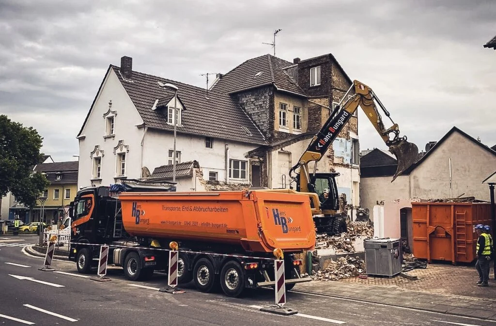 Hans Bungard LKW und Bagger bei Abbrucharbeiten